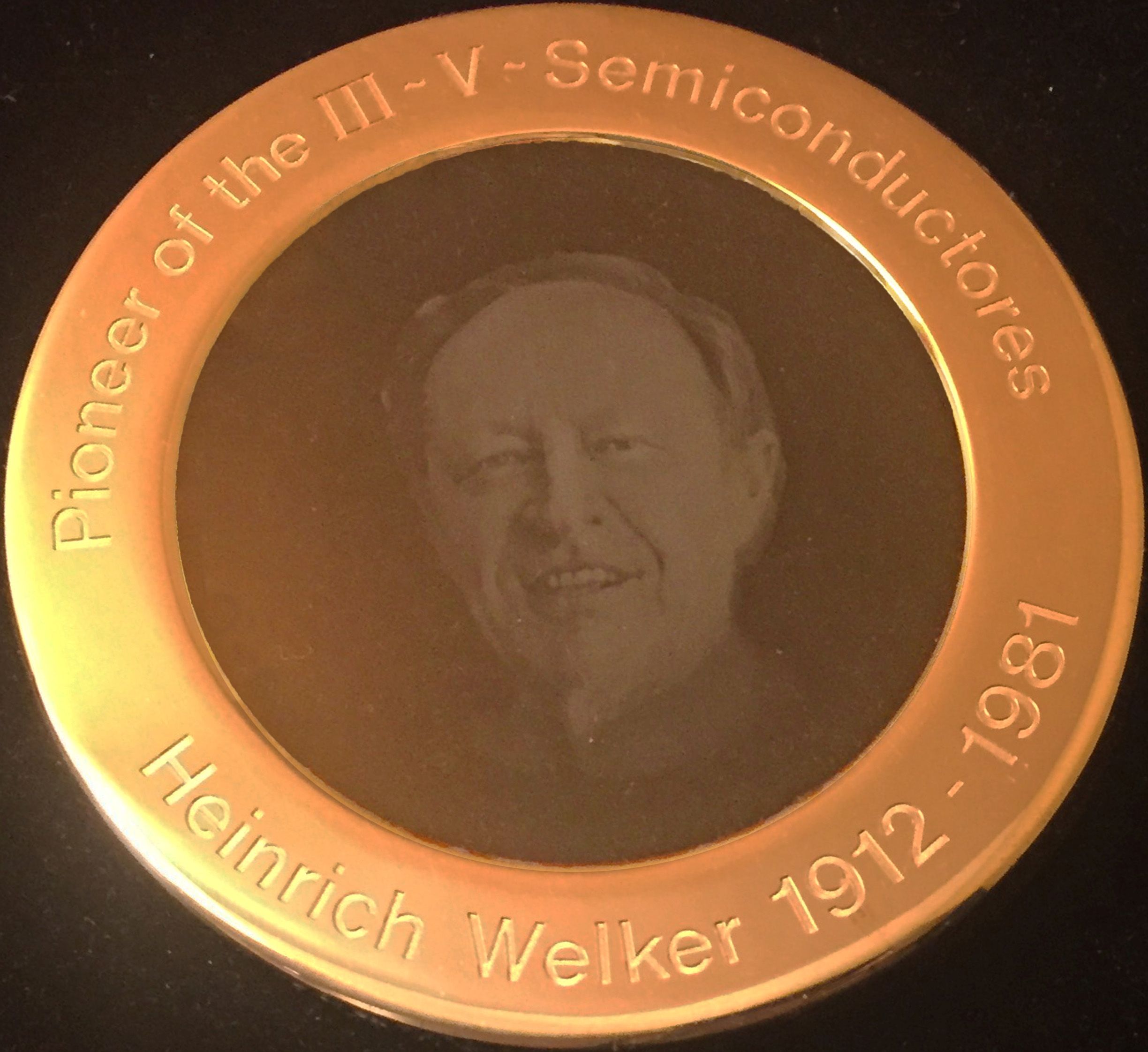 Bernard GIL a reçu le prix Welker des mains du Professeur ARAKAWA